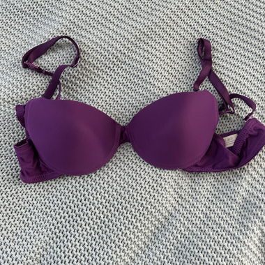 Reggiseno viola con spalline da sostituire