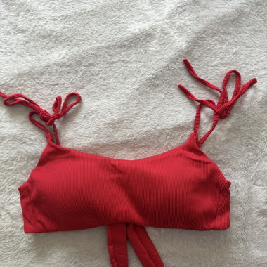 Haut de bikini rouge avec liens