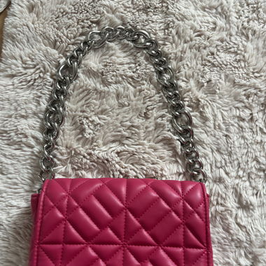 Borsa rosa con catena argentata