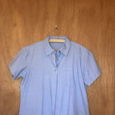 Blaues Shirt