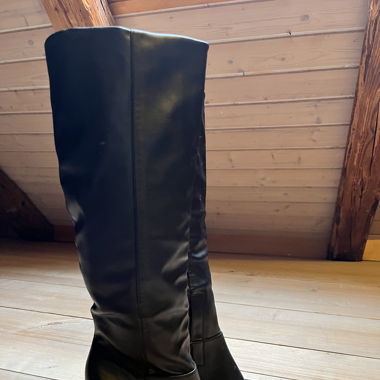 Schwarze Stiefel aus Kunstleder