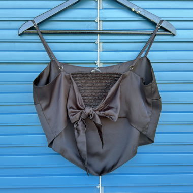 Schwarzes Satin-Top mit Schleife