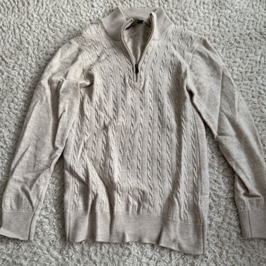 Pull beige à demi-fermeture éclair et motif torsadé