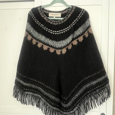 Poncho en laine d’île avec franges