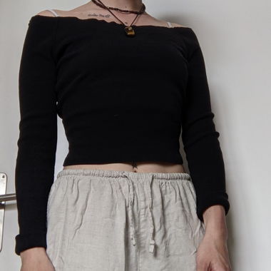 Top nero con spalle scoperte
