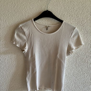 Weisses enganliegendes T-Shirt