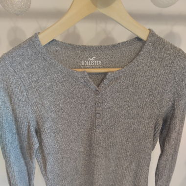 graues Langarmshirt mit Knöpfen