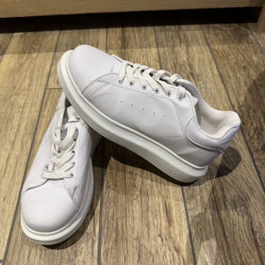 Weisse Turnschuhe