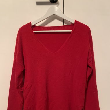 Roter Kaschmirpulli