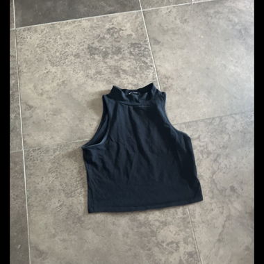 Crop top noir col montant. Taille S Terranova 