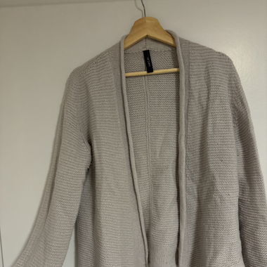 Pastell-lila farbene Strickjacke