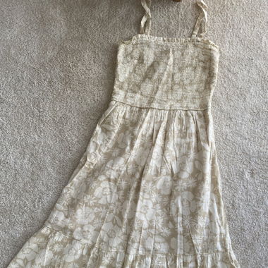 Robe beige à fleurs