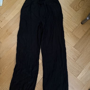 Light black trousers 