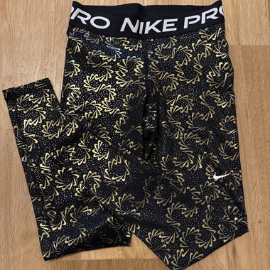 Nike Pro in Gold