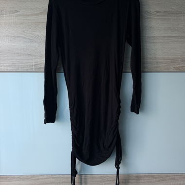 Robe noire courte à manches longues