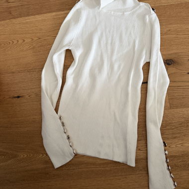 Weisser Rippstrick-Pullover