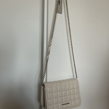 Cream crossbody bag with chain strap