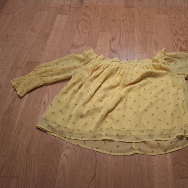 Gelbe Bluse mit Schlaufe auf der Rückseite