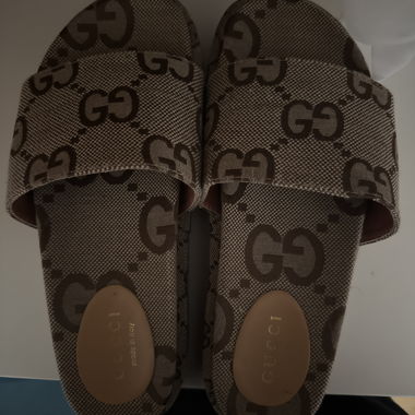 Gucci Slipper mit Monogramm