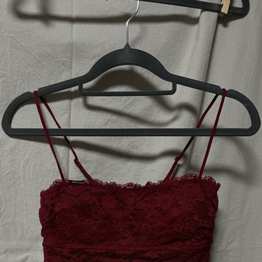 Rotes Spitzentop