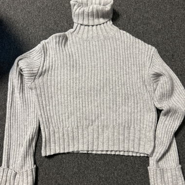Maglione a collo alto in coste grigio