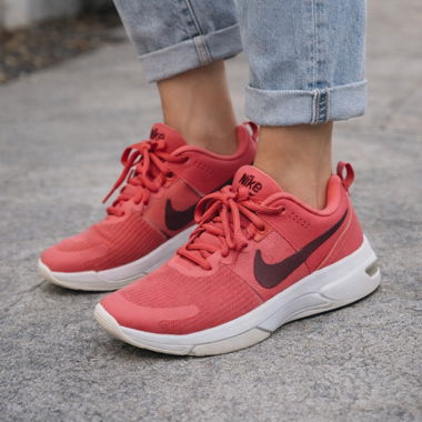 Baskets d'entraînement Nike roses
