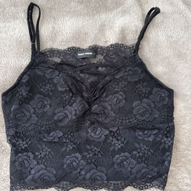 Top noir en dentelle