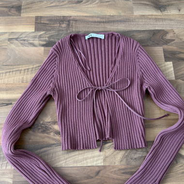 Cardigan in maglia lilla con nastro da annodare