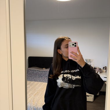 Felpa con cappuccio oversize nera con grafica Brandy Melville