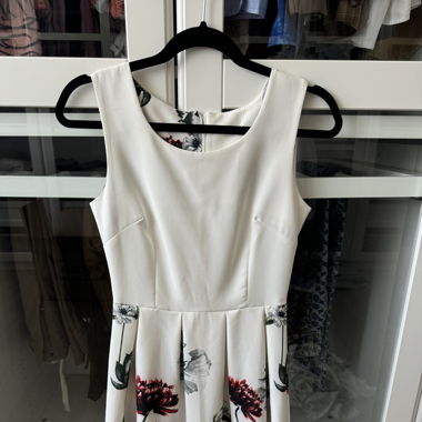 Weisses Sommerkleid mit Blumenmuster 