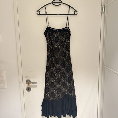 Robe noire en dentelle et à volants