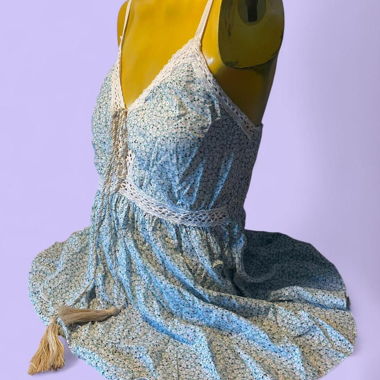 Sommerkleid mit feinen Trägern und Blumenmuster