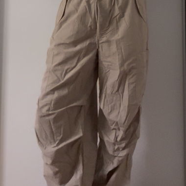 Pantaloni beige stile paracadute