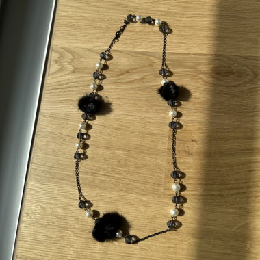 Perlenkette mit Fell-Details