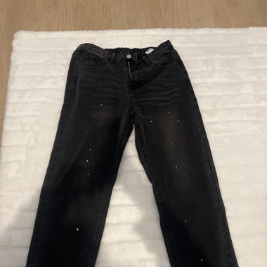 Jeans noir avec fausse taches de peinture 