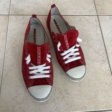 Sneakers Prada rosse stile Converse 