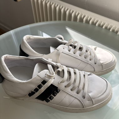 Baskets en cuir blanches Way Out London avec déco