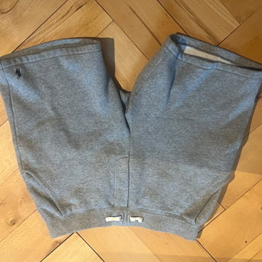 Graue Shorts