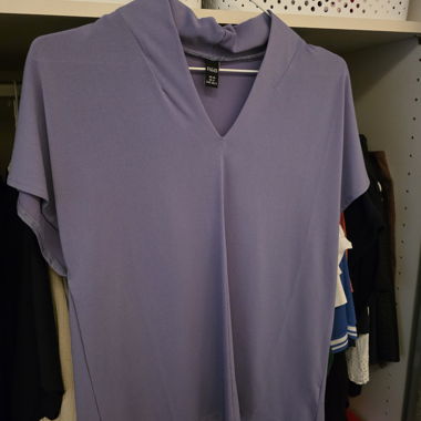 Top camicetta viola R&B con scollo a V