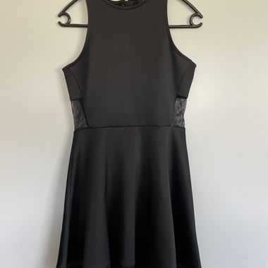 Robe noire à bretelles avec mesh