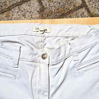 Pantaloni chiari con vita elastica