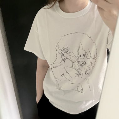 T-shirt con personaggio anime disegnato a mano