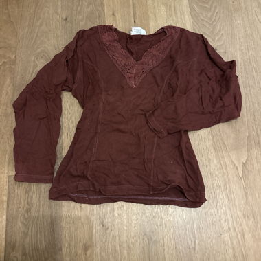 Bordeauxfarbenes Langarmshirt