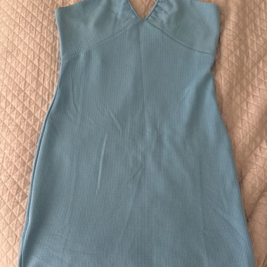 Blaues Neckholder-/Wickelkleid-Rücken