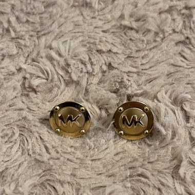 Orecchini a perno MK color oro
