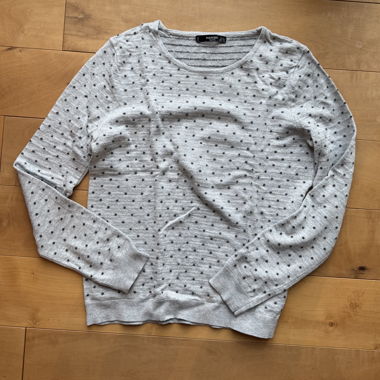 grauer Pullover mit dunkelgrauen Tupfen