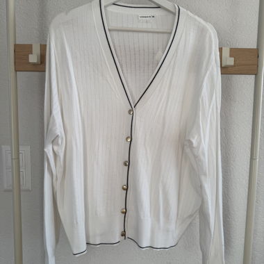 Cardigan bianco con bottoni