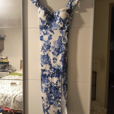 Blaues Blumenkleid