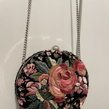 Bestickte handtasche schwarz/rosa