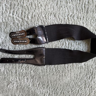 Cintura nera elasticizzata con chiusura decorativa